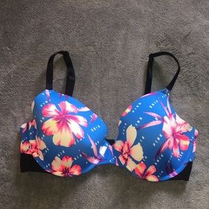 PINK Wear Everywhere t-shirt lightly lined bra
